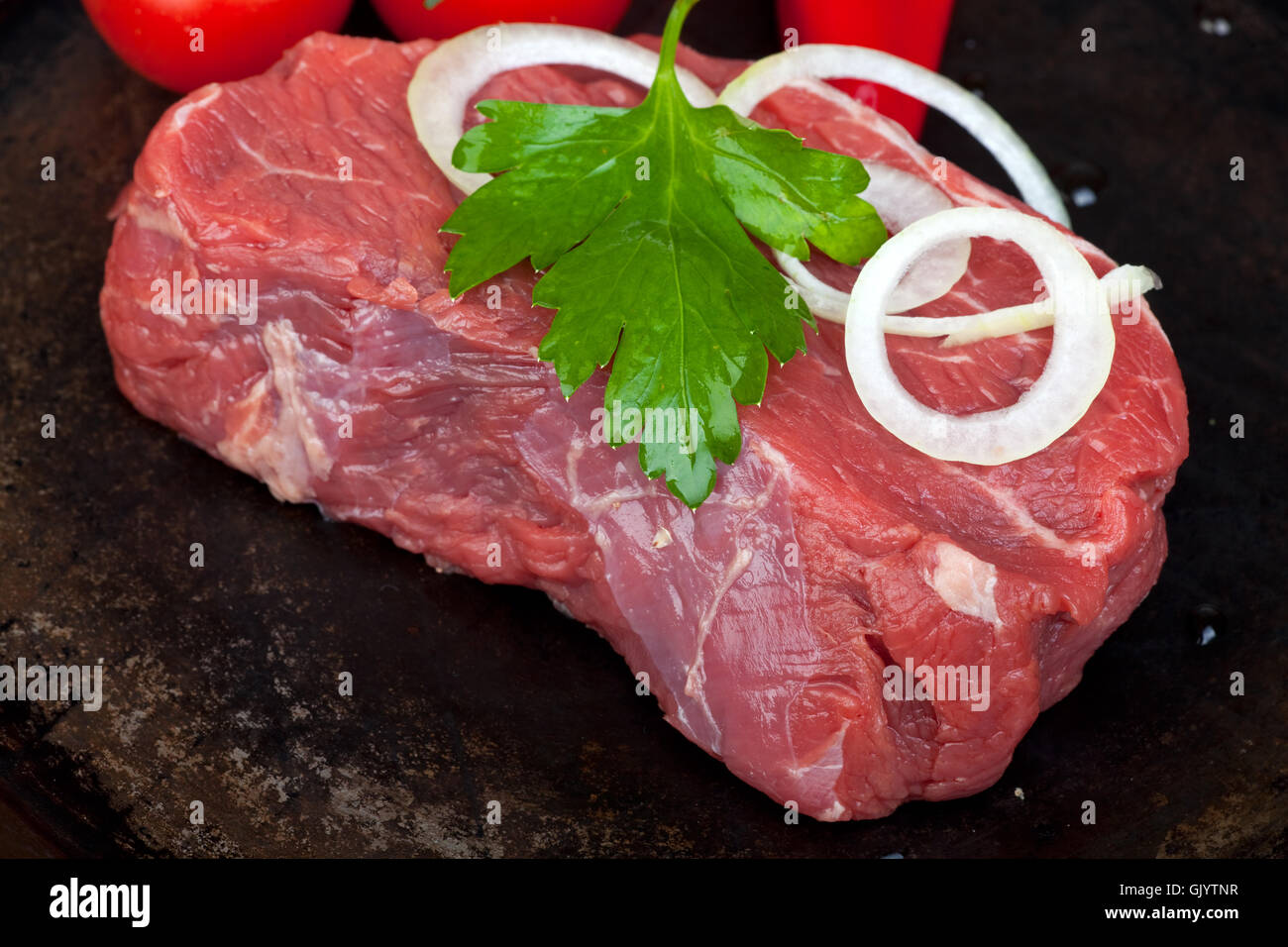 rohes Rindfleischsteak in einer Eisenpfanne Stockfoto