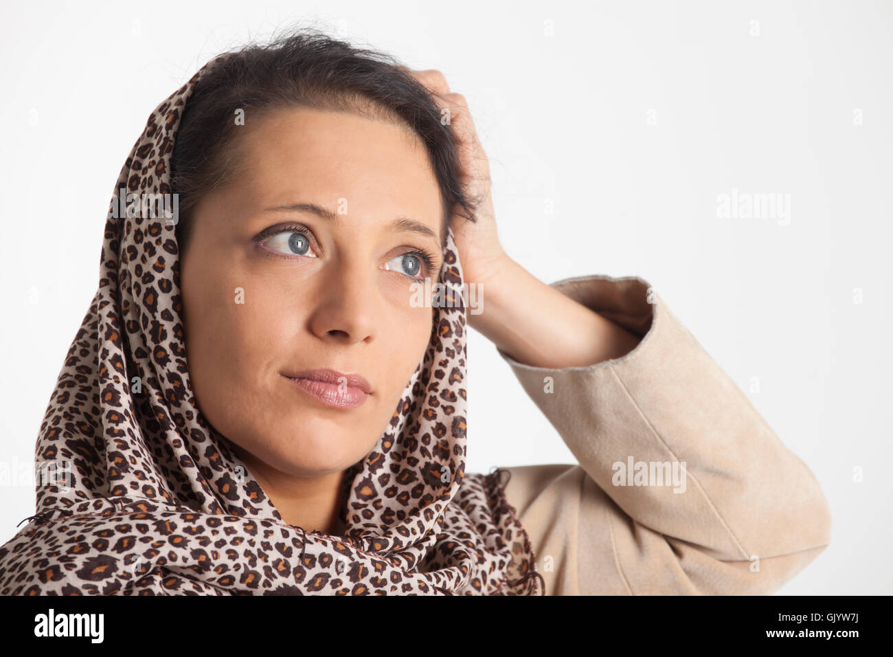 Mädchen mit einem Schal um den Kopf Stockfoto