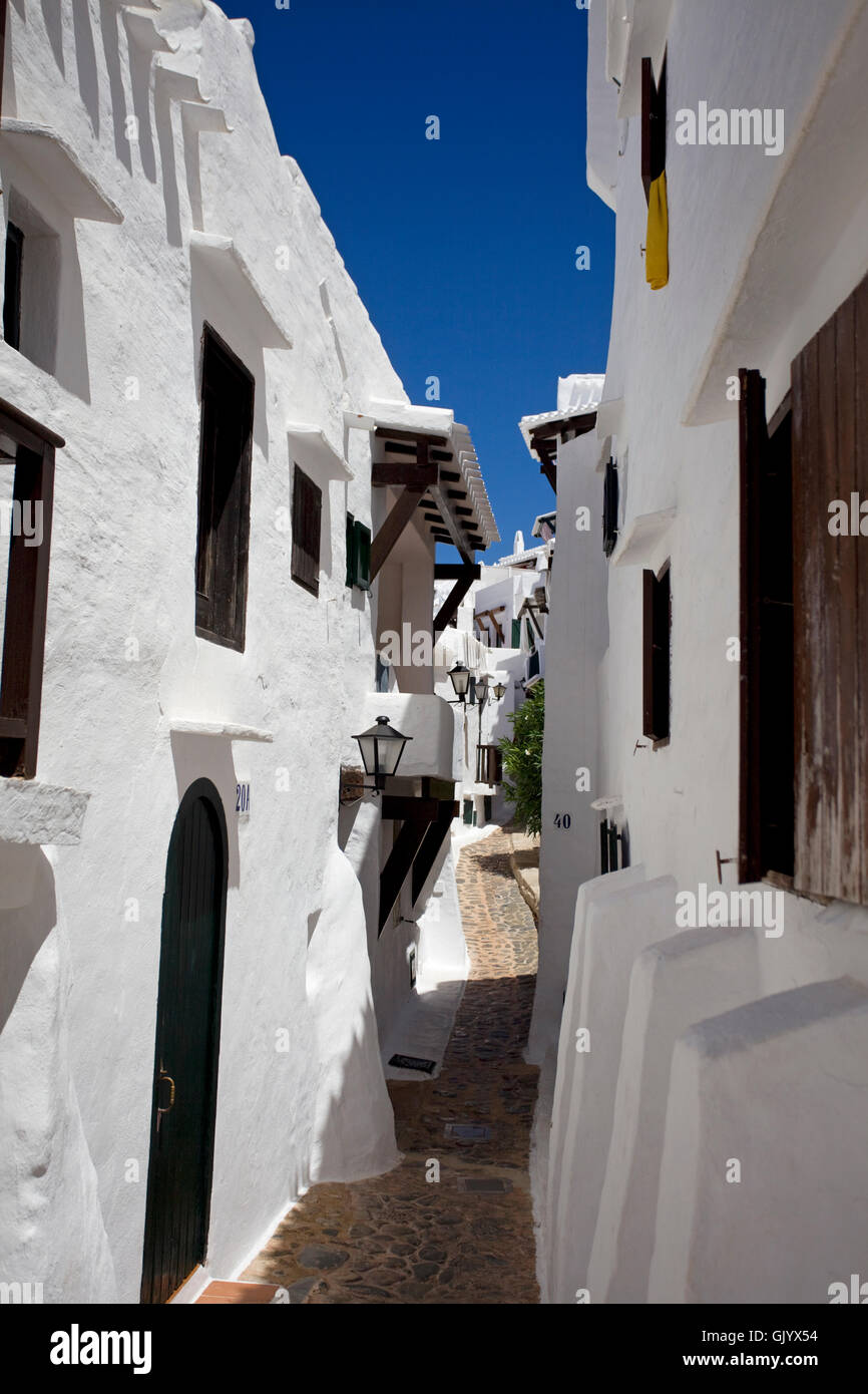 Binibeca, eine kleine und sehr traditionell Spanisch Fischerdorf an der Küste von Menorca Stockfoto