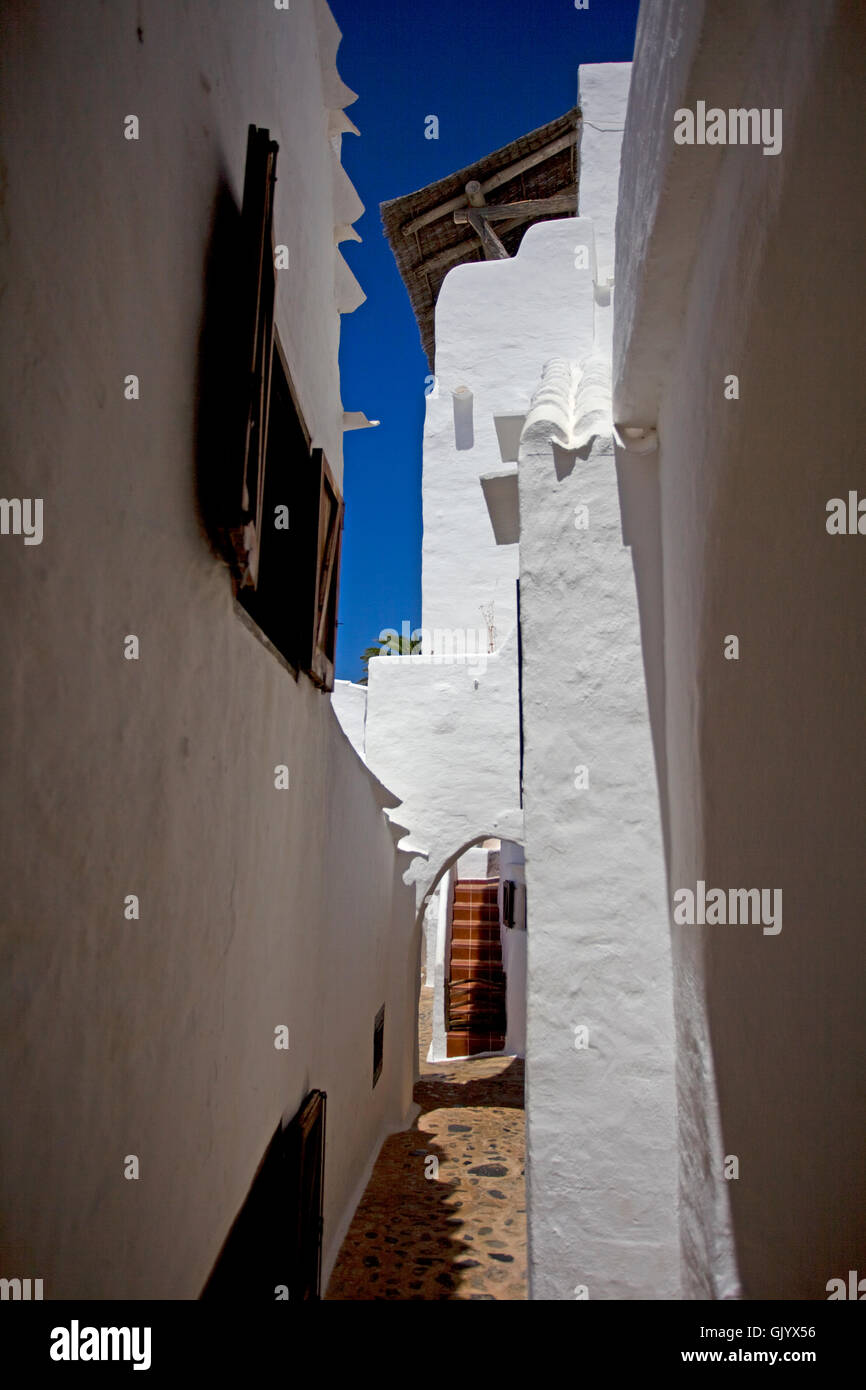 Binibeca, eine kleine und sehr traditionell Spanisch Fischerdorf an der Küste von Menorca Stockfoto