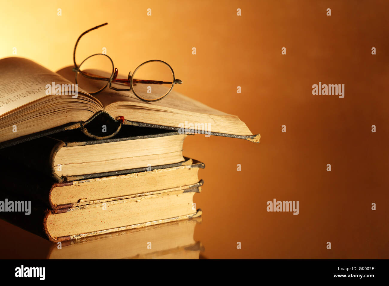 Alte Bücher und Brille Stockfoto