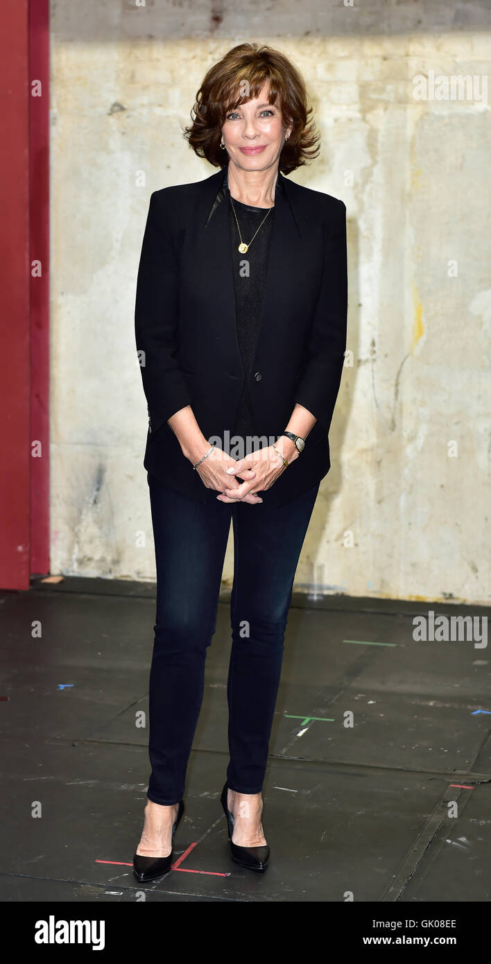 Fototermin für die kommende Produktion von "The Trial von Jane Fonda" Darsteller Anne Archer am Park Theatre Featuring: Anne Archer wo: London, Vereinigtes Königreich bei: 21. April 2016 Stockfoto