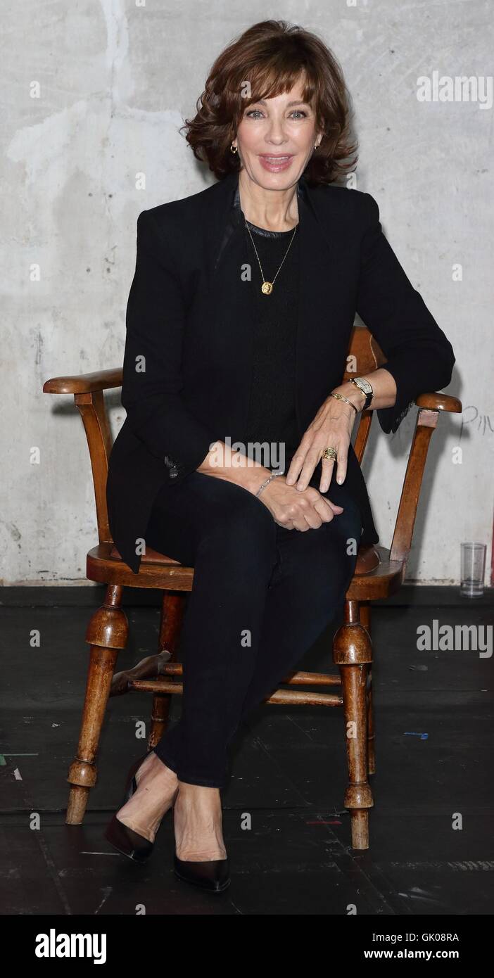 US-Schauspielerin Anne Archer bei einem Fototermin für ihre nächste Hauptrolle in "The Trial of Jane Fonda" am Park Theatre in London mit: Anne Archer wo: London, Vereinigtes Königreich bei: 21. April 2016 Stockfoto