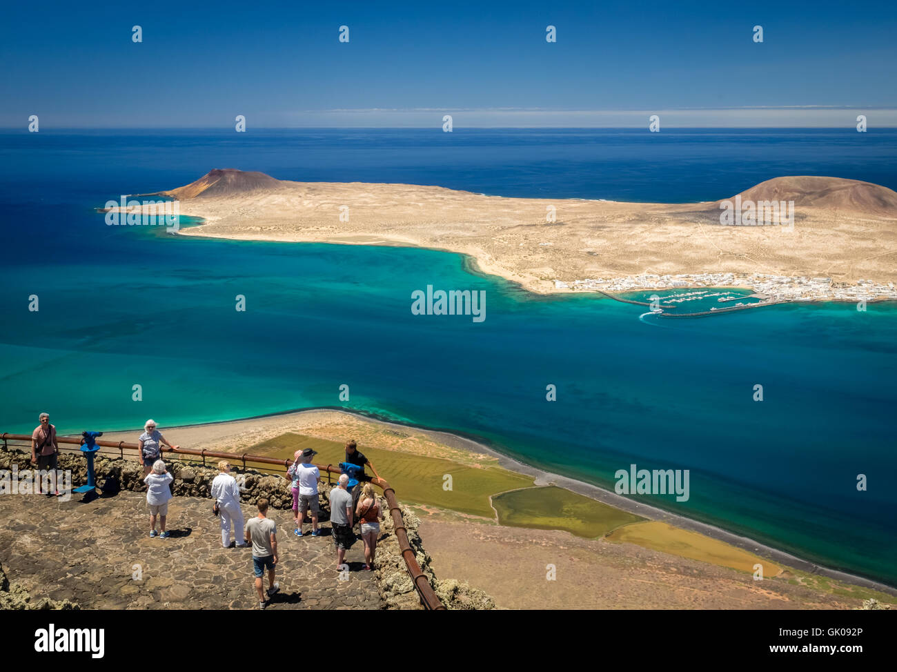 Lanzarote, Spanien - 22. August 2016: Touristen bewundern die Aussicht auf die Inseln La Graciosa, Montana Clara und Allegranza siehe Stockfoto