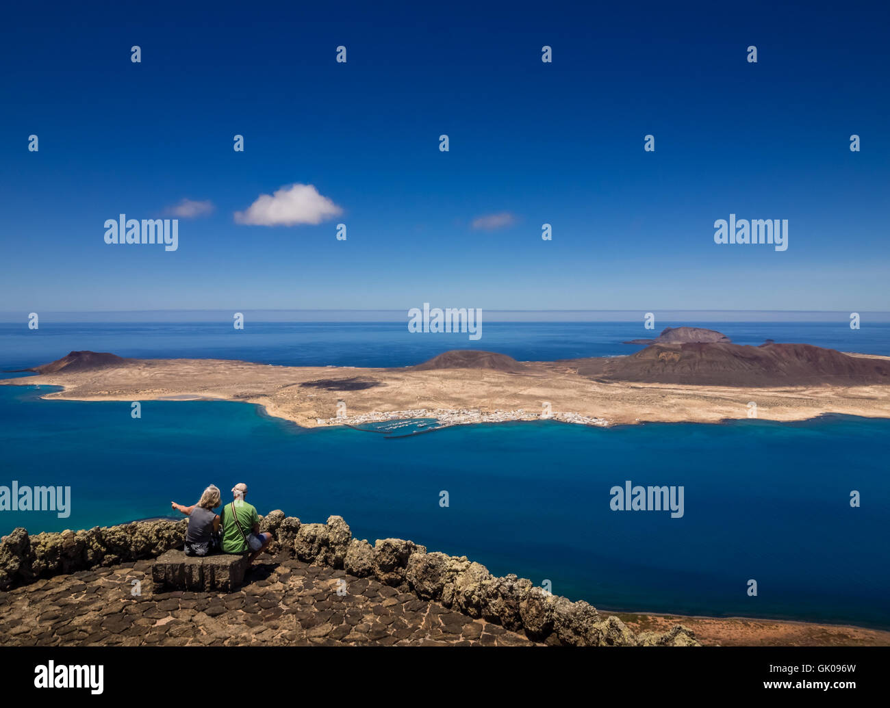 Lanzarote, Spanien - 22. August 2016: Paar Senioren den Blick auf die Insel La Graciosa, Montana Clara und Allegranza Stockfoto