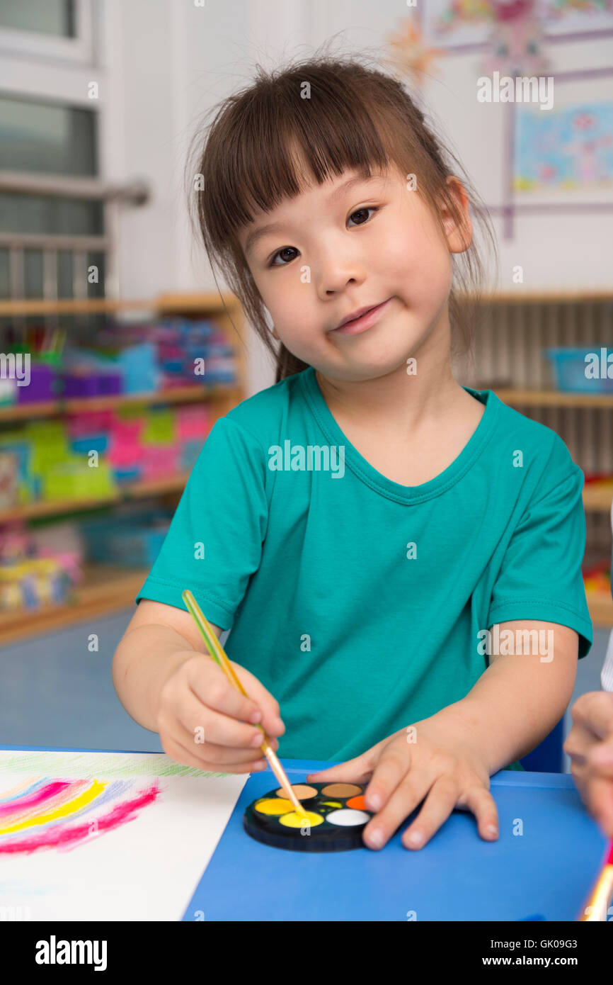 Kinder spielen im kindergarten Stockfoto