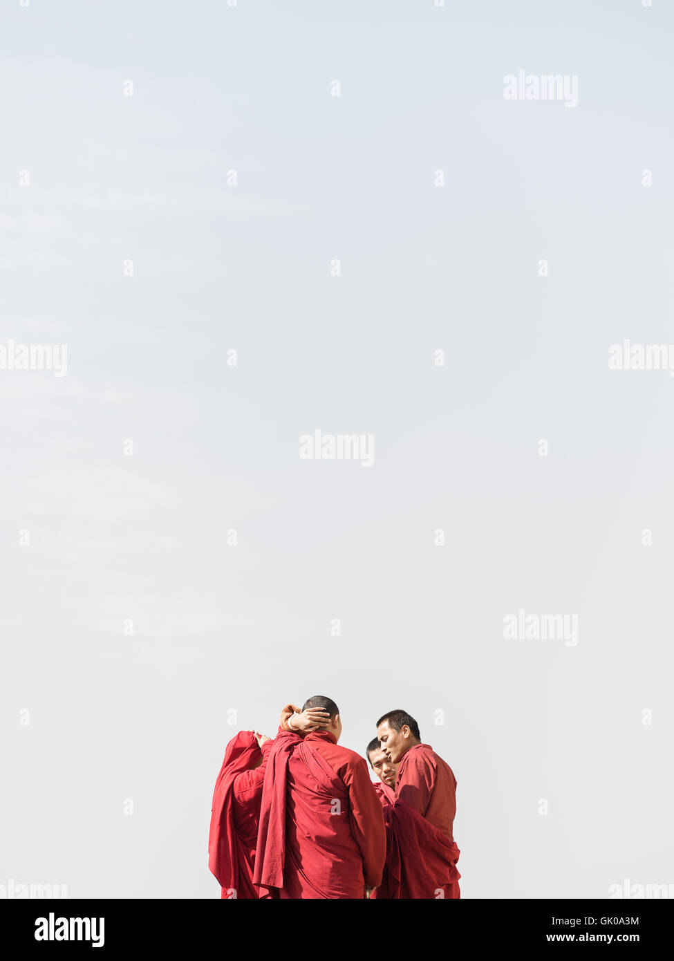 Mönche unterhalten sich in Lukla, Nepal Stockfoto