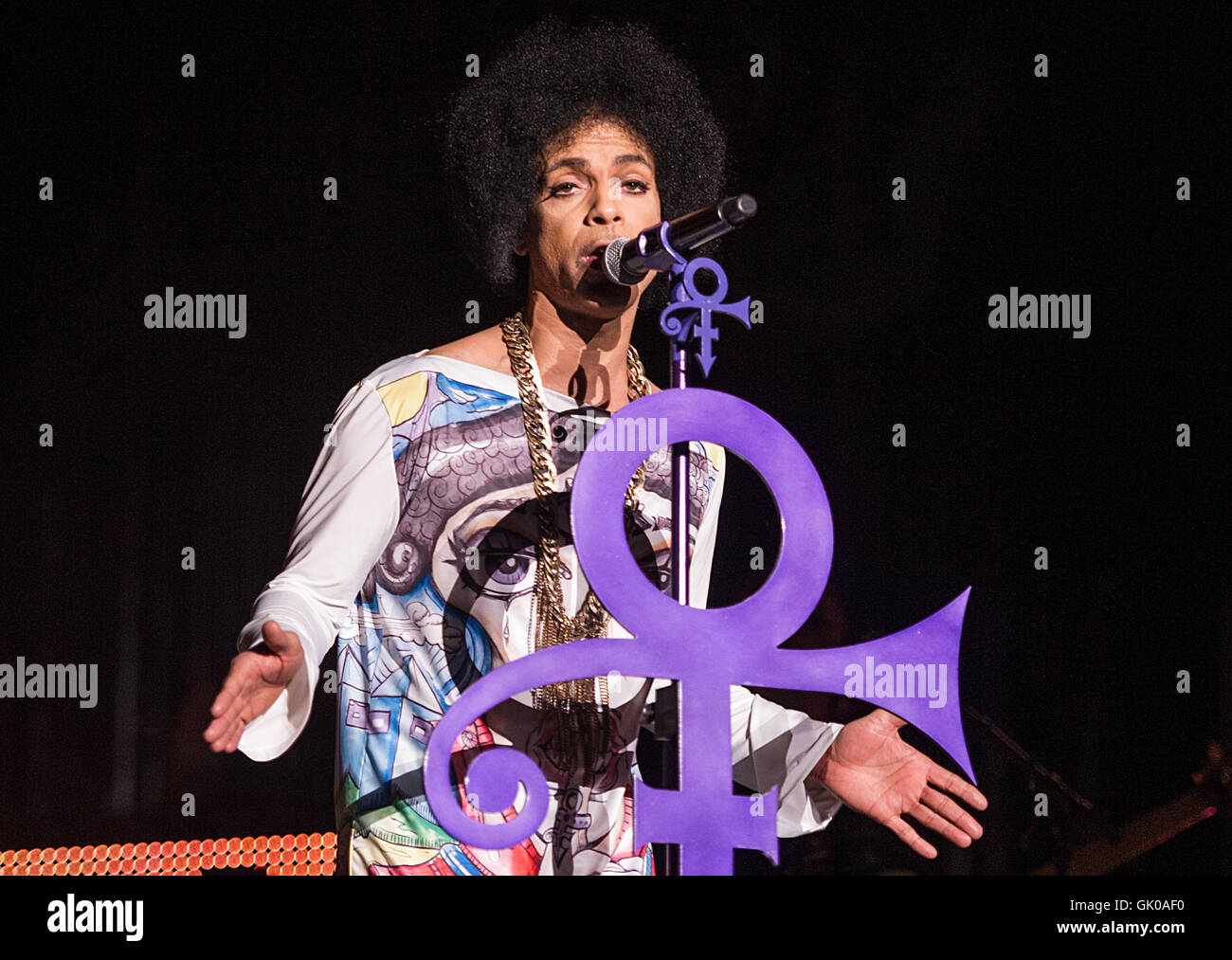 Prinz führt live in Birmingham in der LG Arena im Mai 2014 auf seiner Tour "Hit and Run Teil II". Das Musiksymbol starb am Donnerstag, 21. April 2016 seine Paisley Parkgrundstück in Minnesota im Alter von 57 Jahren.  Mitwirkende: Prince, Prince Rogers Nelson wo: Bir Stockfoto