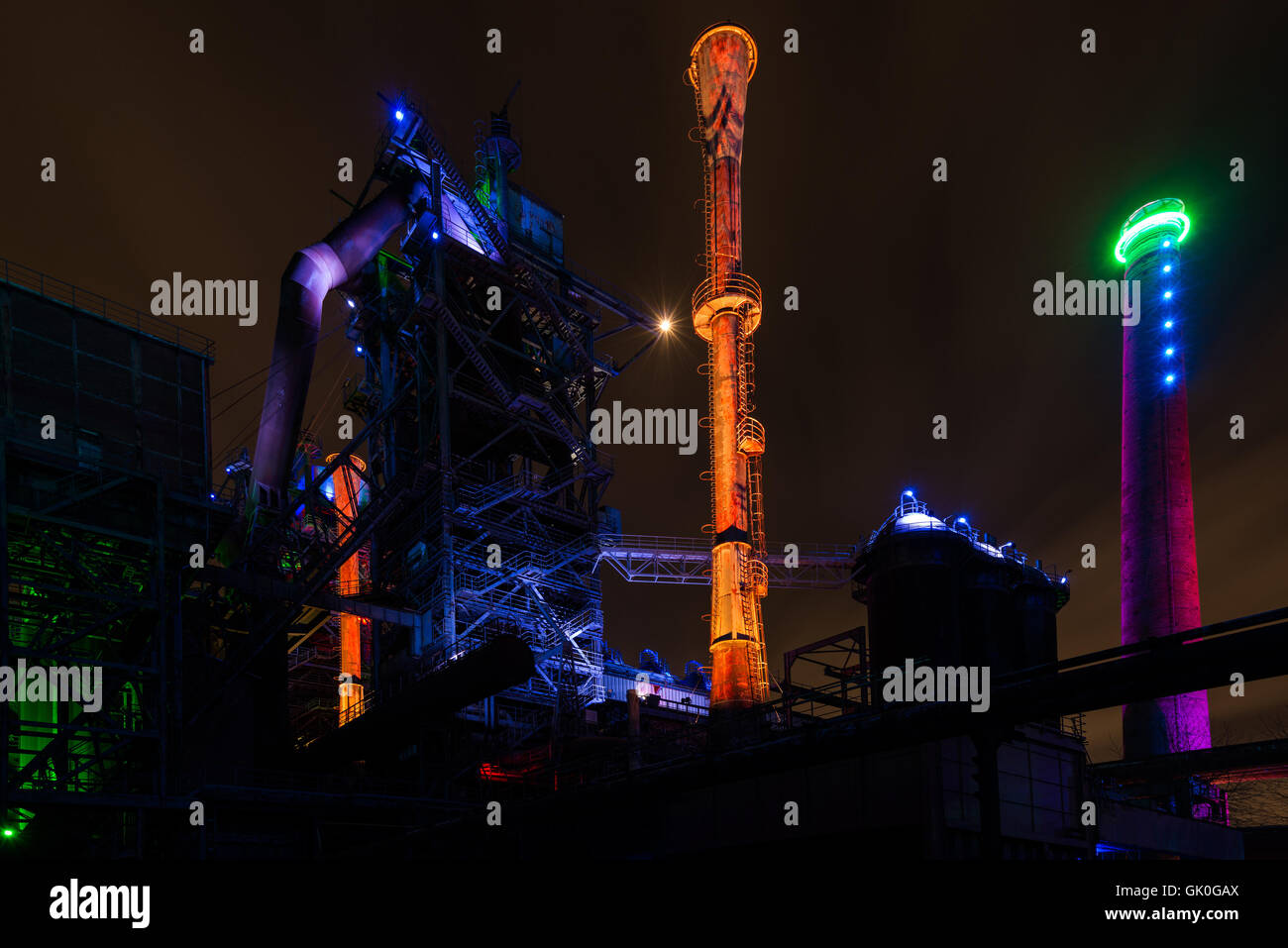 Nachtaufnahme von Landschaftspark Nord, Ruinen alte beleuchtete Industrie in Duisburg, Deutschland Stockfoto