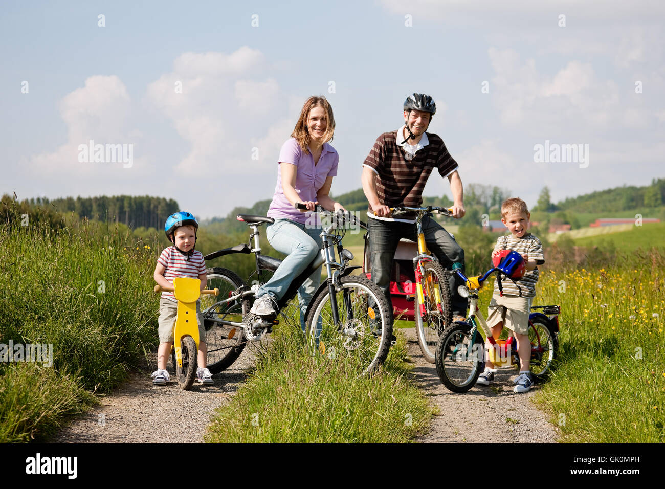 Fahrrad Familie fahren im Sommer Stockfoto, Bild