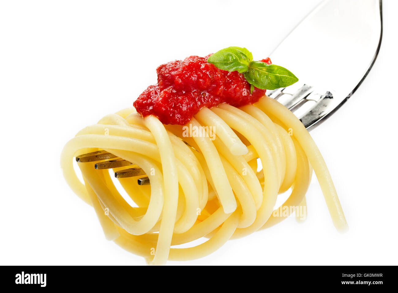 Spaghetti auf Gabel-Basilikum-sauce Stockfoto