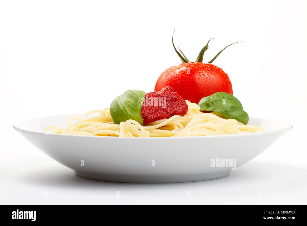 Teller mit Spaghetti-Sauce Tomate Basilikum Stockfoto
