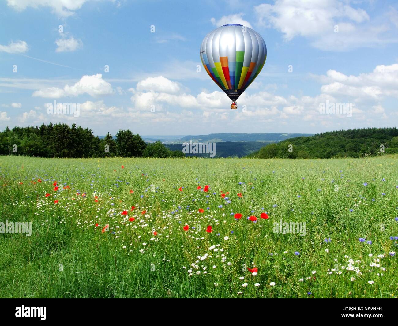 Heißluft-Ballon über die Landschaft Stockfoto
