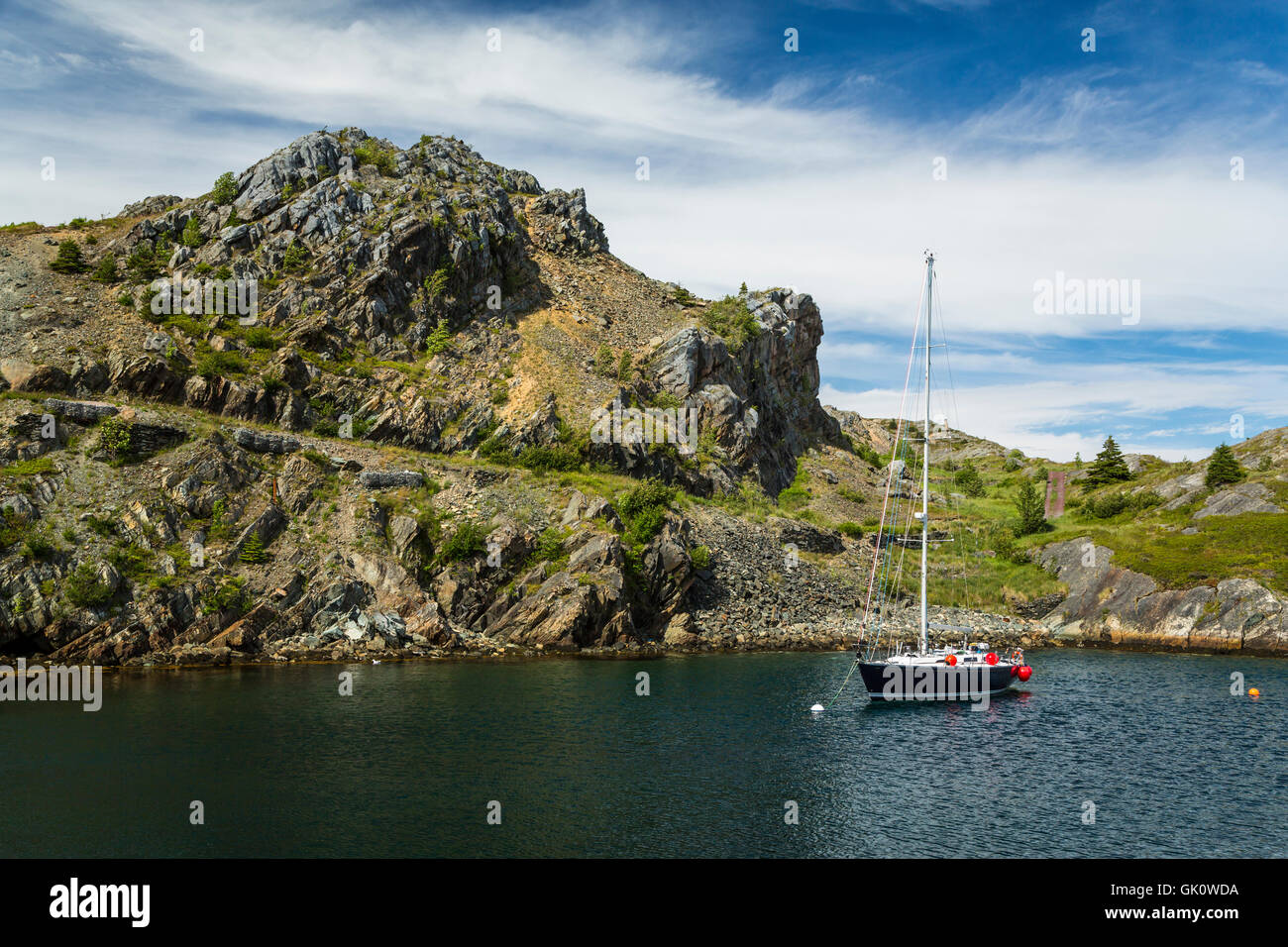 Ein Segelboot mit robusten Shorline im malerischen Hafen von Brigus, Neufundland und Labrador, Kanada. Stockfoto