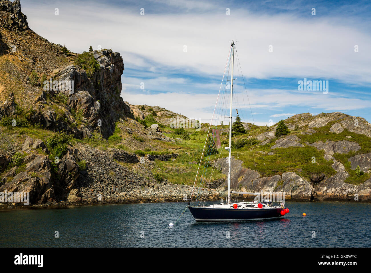 Ein Segelboot im malerischen Hafen von Brigus, Neufundland und Labrador, Kanada. Stockfoto