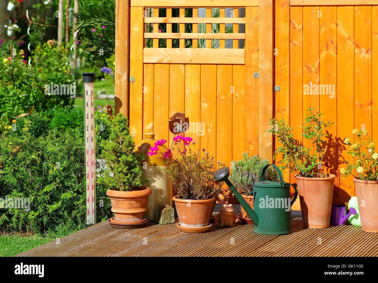 Gartenidylle eines Hauses im Sommer Stockfoto