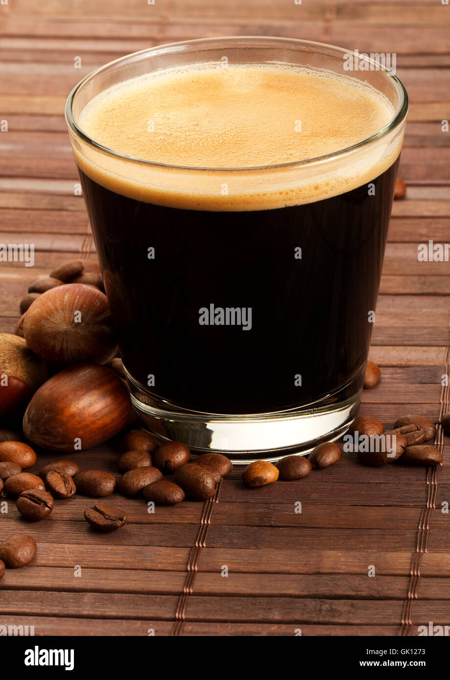 Espresso nächsten Haselnüsse und Bohnen Stockfoto