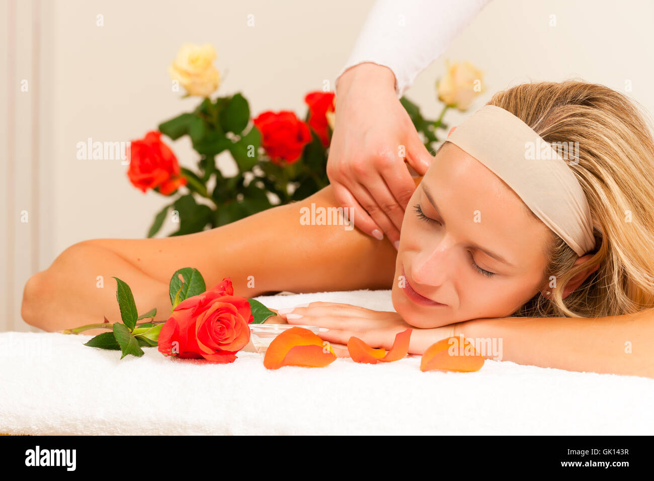 Frau bekommen eine Rücken-Massage-spa Stockfoto