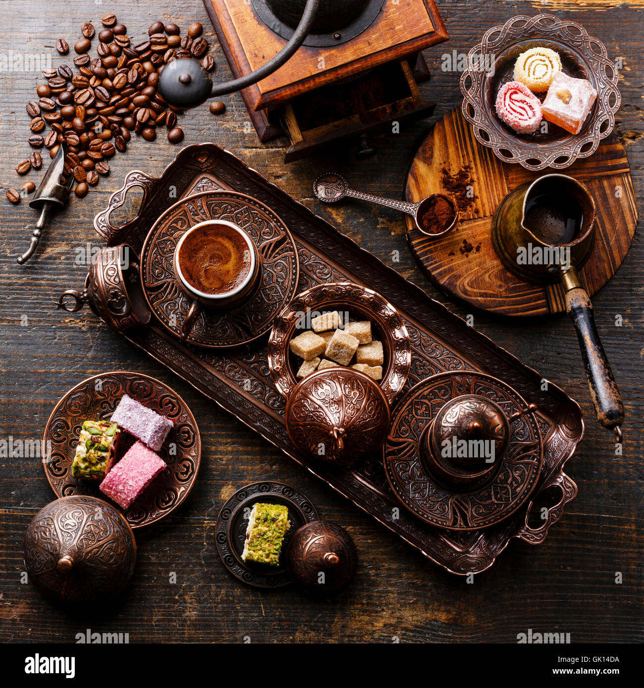 Kaffee-Ost und Turkish Delight auf Kupfer Tablett auf hölzernen Hintergrund Stockfoto