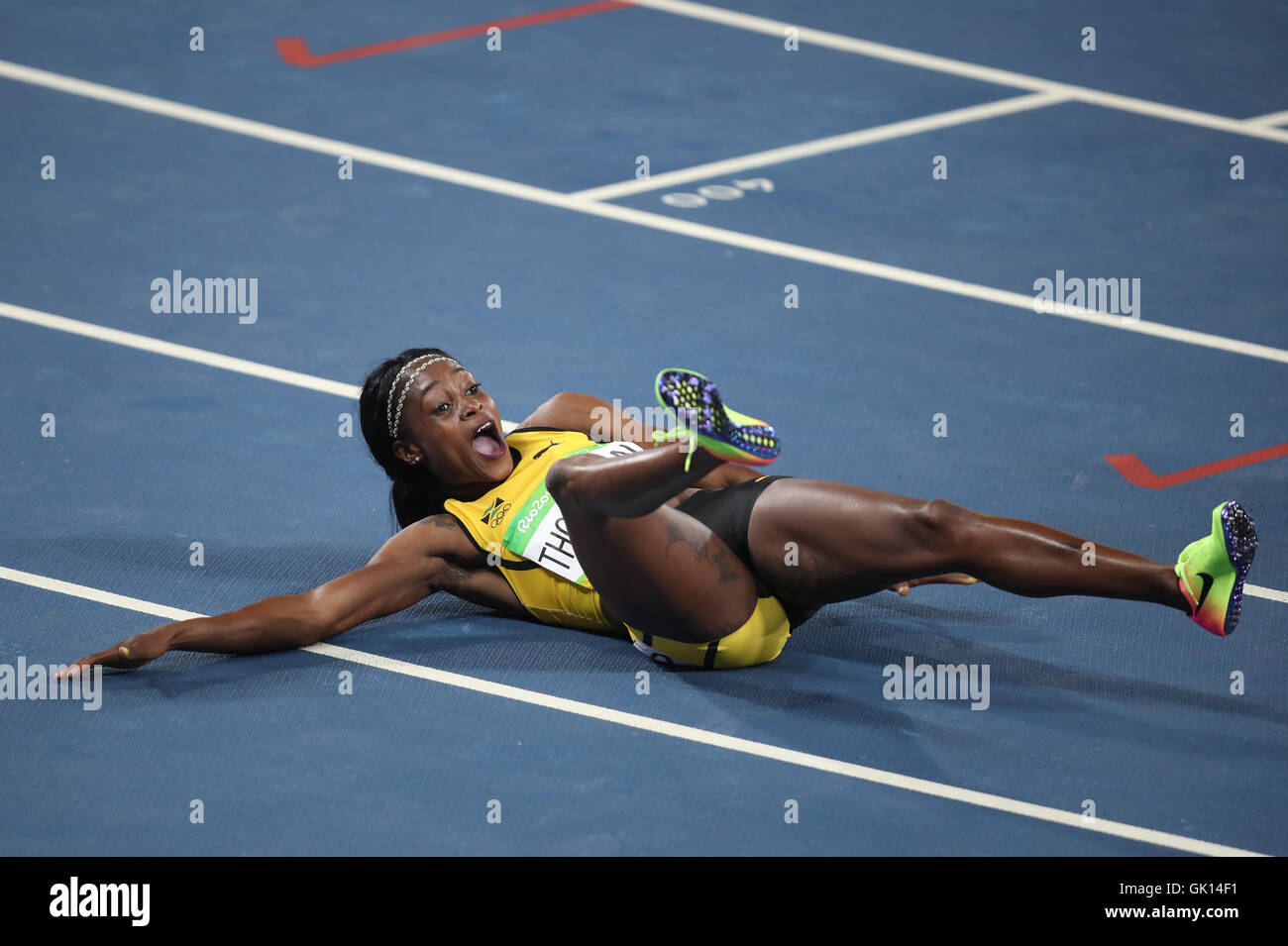 Jamaikas Elaine Thompson reagiert nach dem Gewinn der Frauen 200 m-Finale im Olympiastadion am zwölften Tag der Olympischen Spiele in Rio, Brasilien. Bild Datum: Mittwoch, 17. August 2016. Bildnachweis sollte lauten: Mike Egerton/PA Wire. NUR ZUR REDAKTIONELLEN VERWENDUNG Stockfoto
