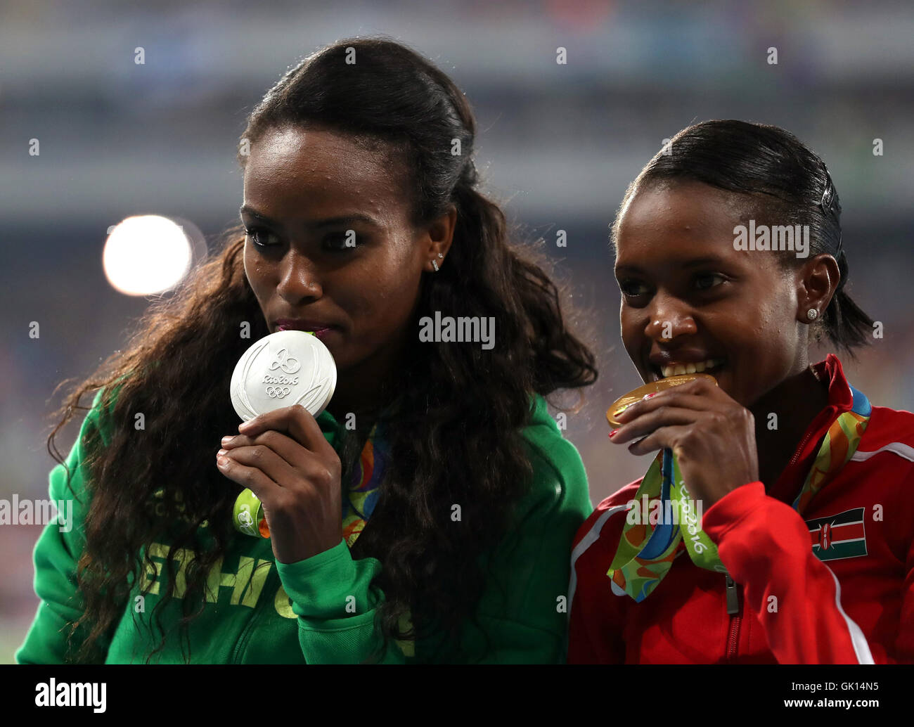 (links-rechts) Genzebe Dibaba Äthiopiens und Kenias glauben Chepngetich Kipyegon mit Silber- und Goldmedaillen bzw. in der Frauen 1500 Meter Finale im Olympiastadion am zwölften Tag der Olympischen Spiele in Rio, Brasilien. Bild Datum: Mittwoch, 17. August 2016. Bildnachweis sollte lauten: Mike Egerton/PA Wire. NUR ZUR REDAKTIONELLEN VERWENDUNG Stockfoto