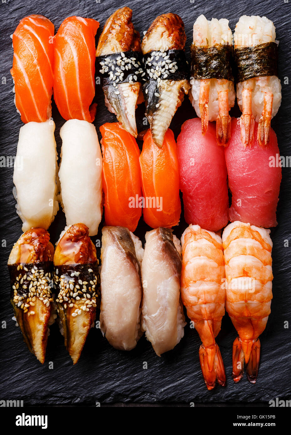 Nigiri Sushi am schwarzen Stein Schiefer hautnah Stockfoto