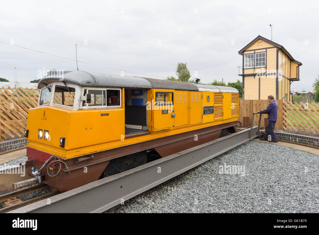 Die Bure Valley Railway Diesel Lokomotive wird umgedreht. Die Linie ist eine Schmalspurbahn in Norfolk, Großbritannien ausgeführt. Stockfoto