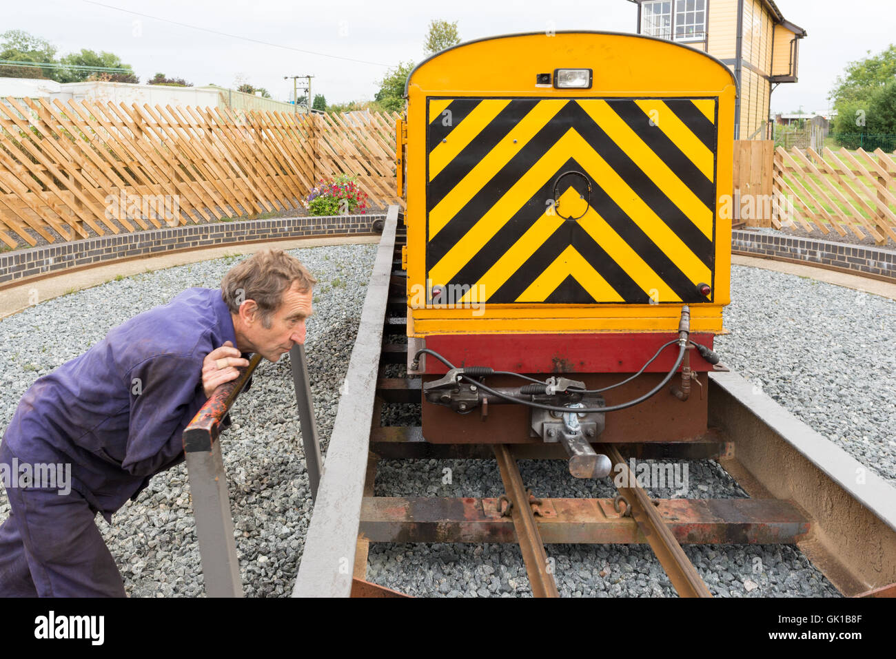 Die Bure Valley Railway Diesel Lokomotive wird umgedreht. Die Linie ist eine Schmalspurbahn in Norfolk, Großbritannien ausgeführt. Stockfoto