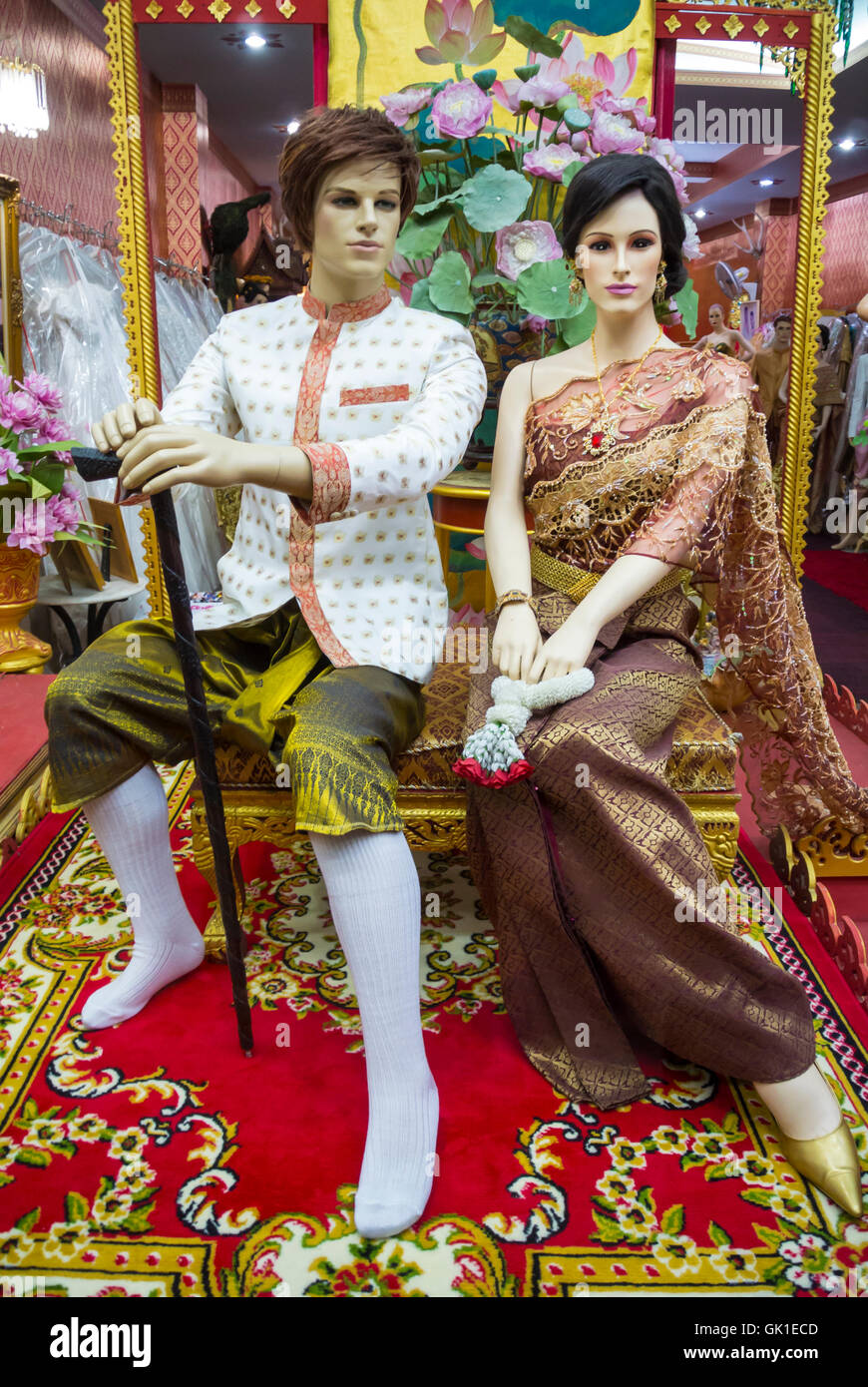Schaufenster mit Dummys mit bunten Kostüm Korat Nakhon Ratchasima, Thailand Stockfoto
