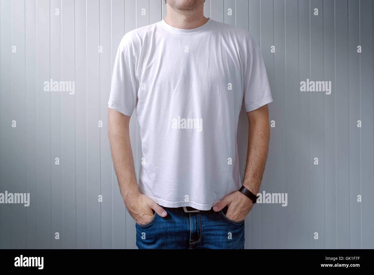 Legerer Mann in Jeans Hosen und weiße T-shirt als textfreiraum Shirt print Grafikdesign mock-up Stockfoto