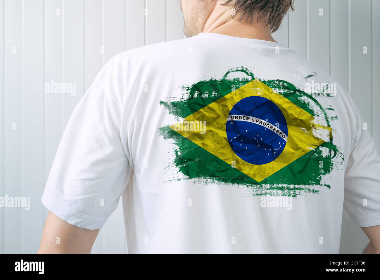 Mann mit weißem Hemd mit brasilianischen Flagge drucken, Erwachsene männliche Person, die Unterstützung von Brasilien Stockfoto