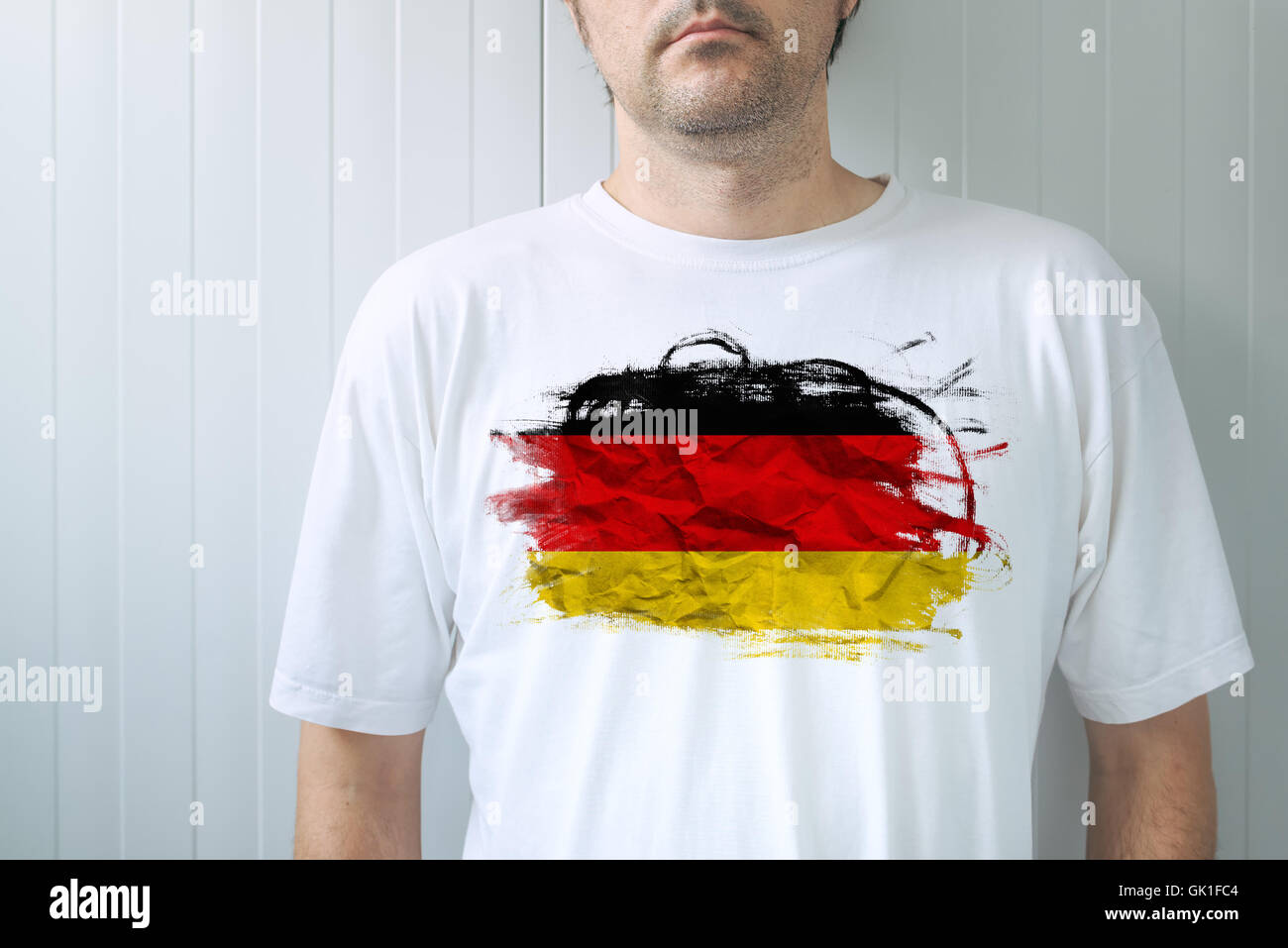 Mann mit weißem Hemd mit deutscher Flagge drucken, Erwachsene männliche Person, die Unterstützung von Deutschland Stockfoto