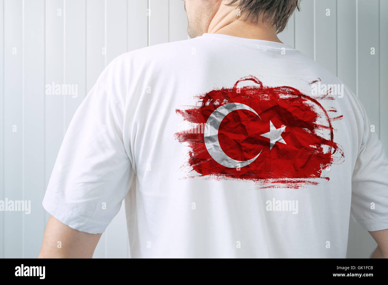 Mann mit weißem Hemd mit türkischer Flagge drucken, Erwachsene männliche Person, die Unterstützung der Türkei Stockfoto