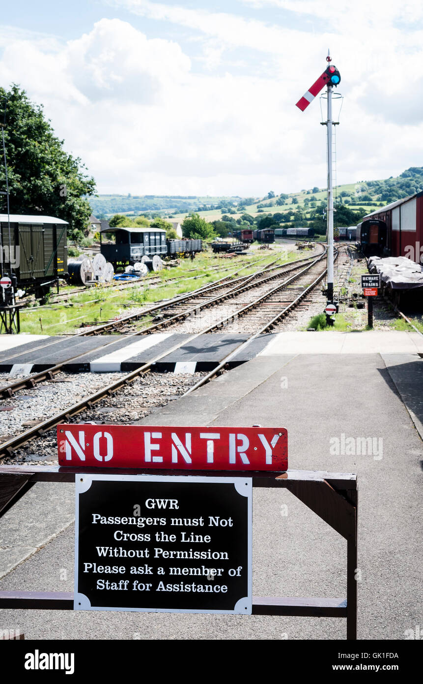 Warnung an Fahrgäste im Eisenbahnverkehr nicht die Ziellinie in Winchcombe station Stockfoto