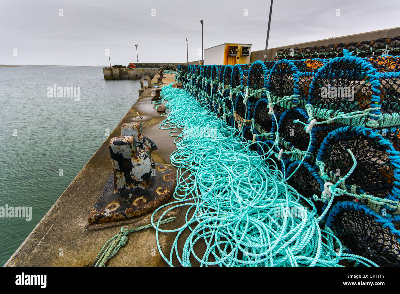 Hummer-Töpfe mit neuen Seilen gestapelt auf einem Pier am Blacksod auf Belmullet Halbinsel, County Mayo, im Westen von Irland Stockfoto