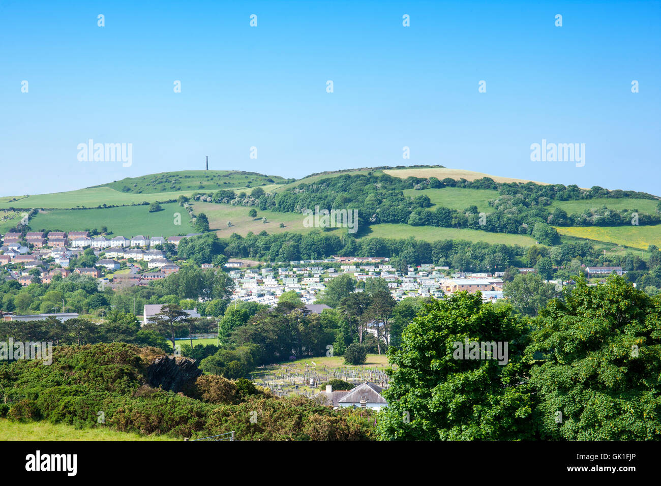 Aberystwyth Feriendorf mit Pendinas und Wellington Denkmal in Ferne Wales UK Stockfoto