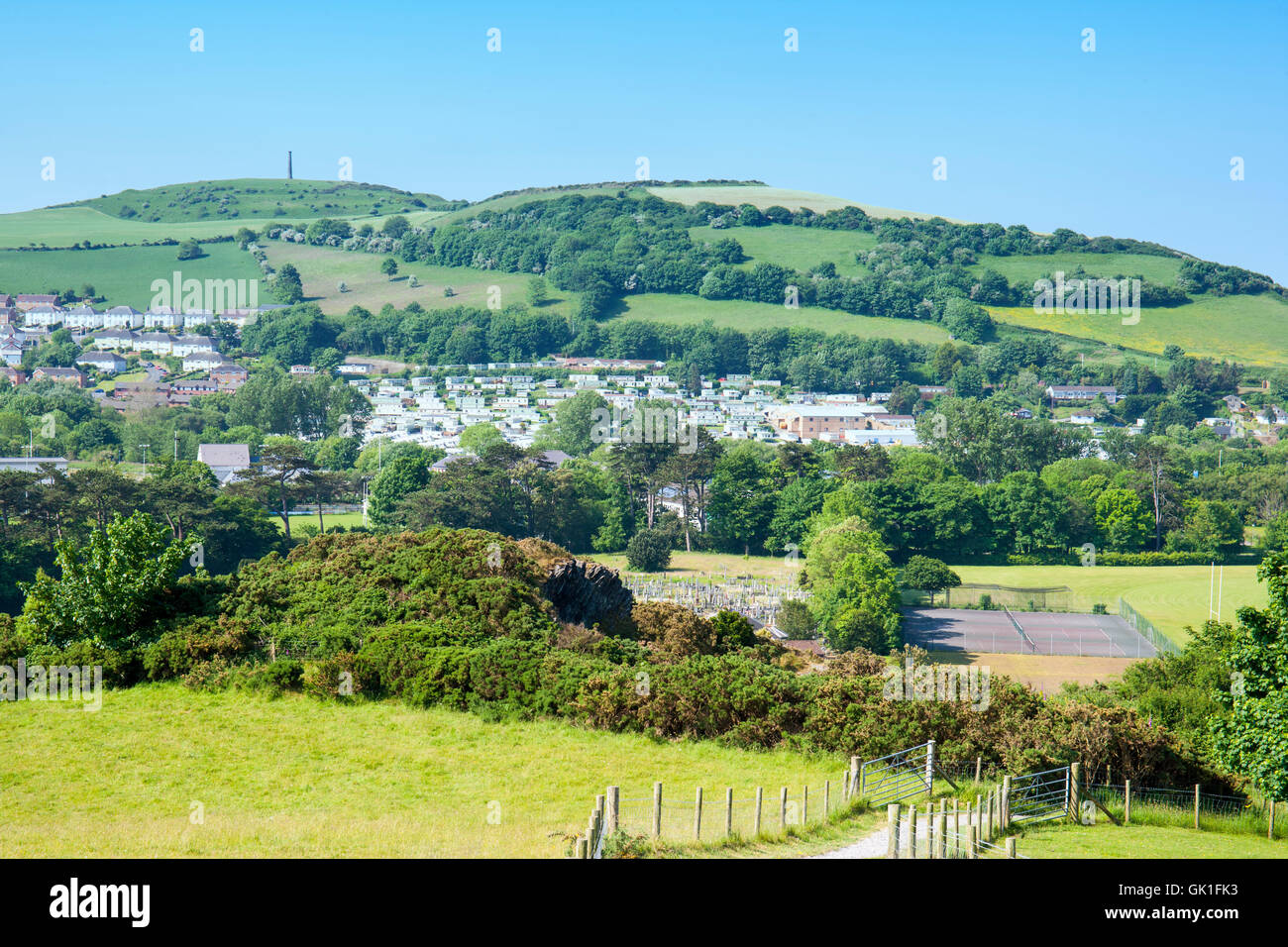 Aberystwyth Feriendorf mit Pendinas und Wellington Denkmal in Ferne Wales UK Stockfoto