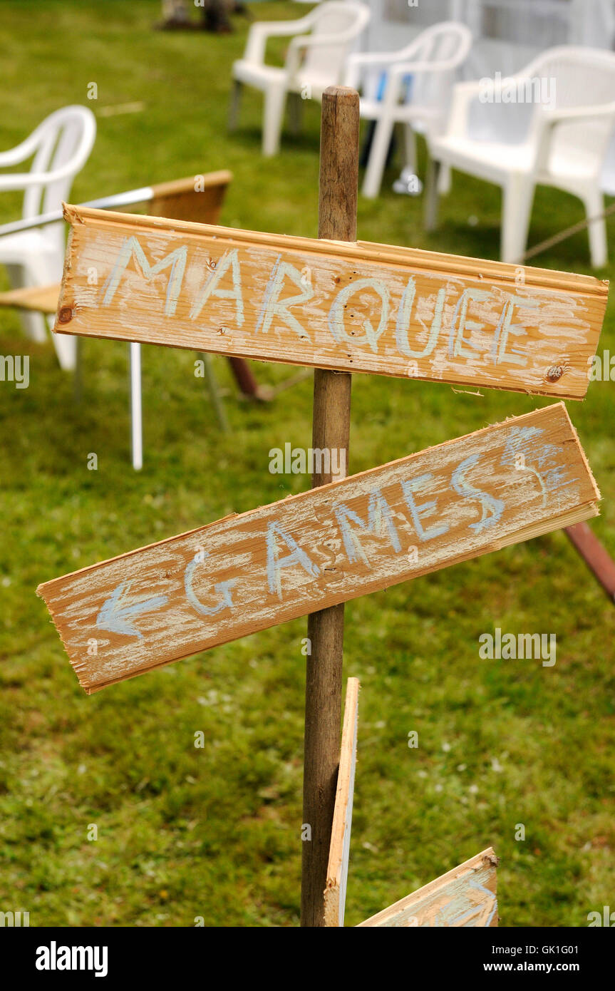 Handgemachte Zeichen auf Outdoor-Hochzeit. Anfahrt zum Festzelt und Spielebereich. Stockfoto