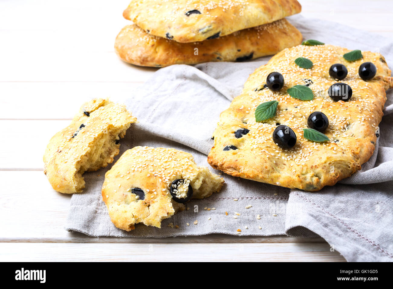 Frisches italienisches Brot mit Olivenöl, Knoblauch und Kräutern. Traditionelle italienische Hausbrot Focaccia auf Leinen Serviette. Stockfoto