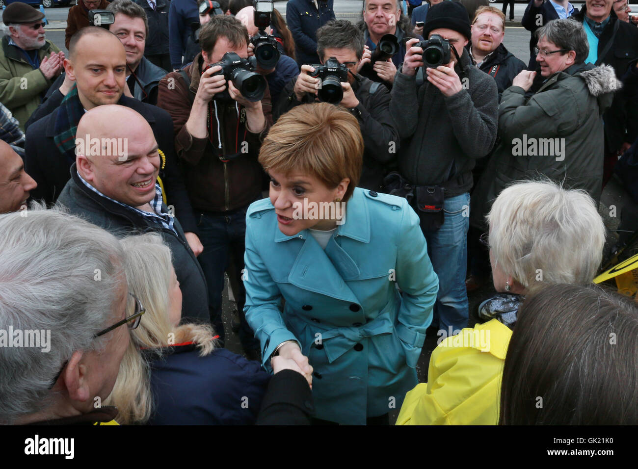 SNP-Führer und erster Minister Nicola Sturgeon startet die letzte Woche der Holyrood Wahlwerbung, Treffen mit Abgeordneter First Minister John Swinney und SNP Depute Leader Stewart Hosie in South Queensferry, Edinburgh, bevor die drei nach Kalifornien auf den Weg Stockfoto