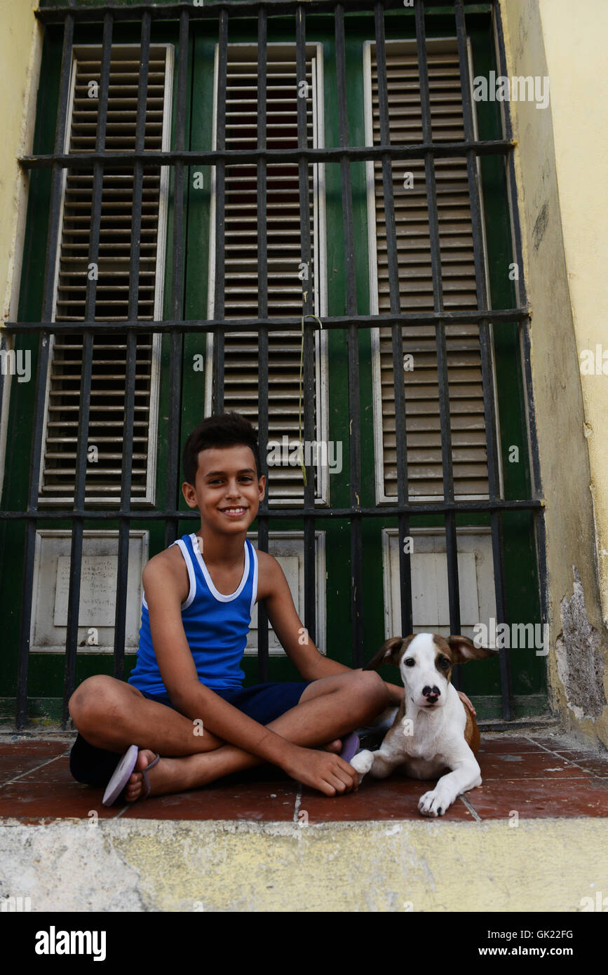 Ein netter kubanischen junge mit seinem Hund. Stockfoto