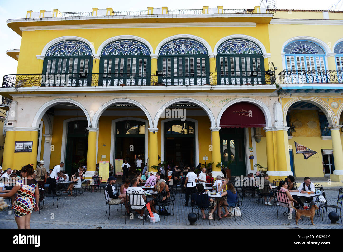 Plaza Vieja in Alt-Havanna hat viele Bars und Restaurants. Stockfoto