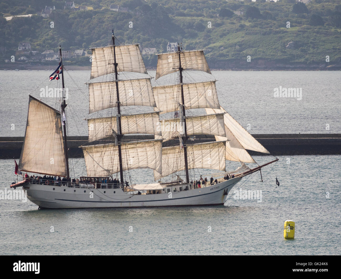 Die drei Masten Artemis Segel im Hafen während der Brest International Maritime Festival 2016. Frankreich Stockfoto