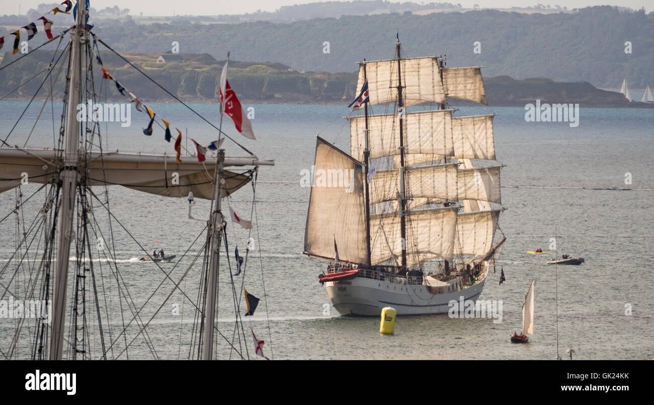 Die drei Masten Artemis Segel im Hafen während der Brest International Maritime Festival 2016. Frankreich Stockfoto