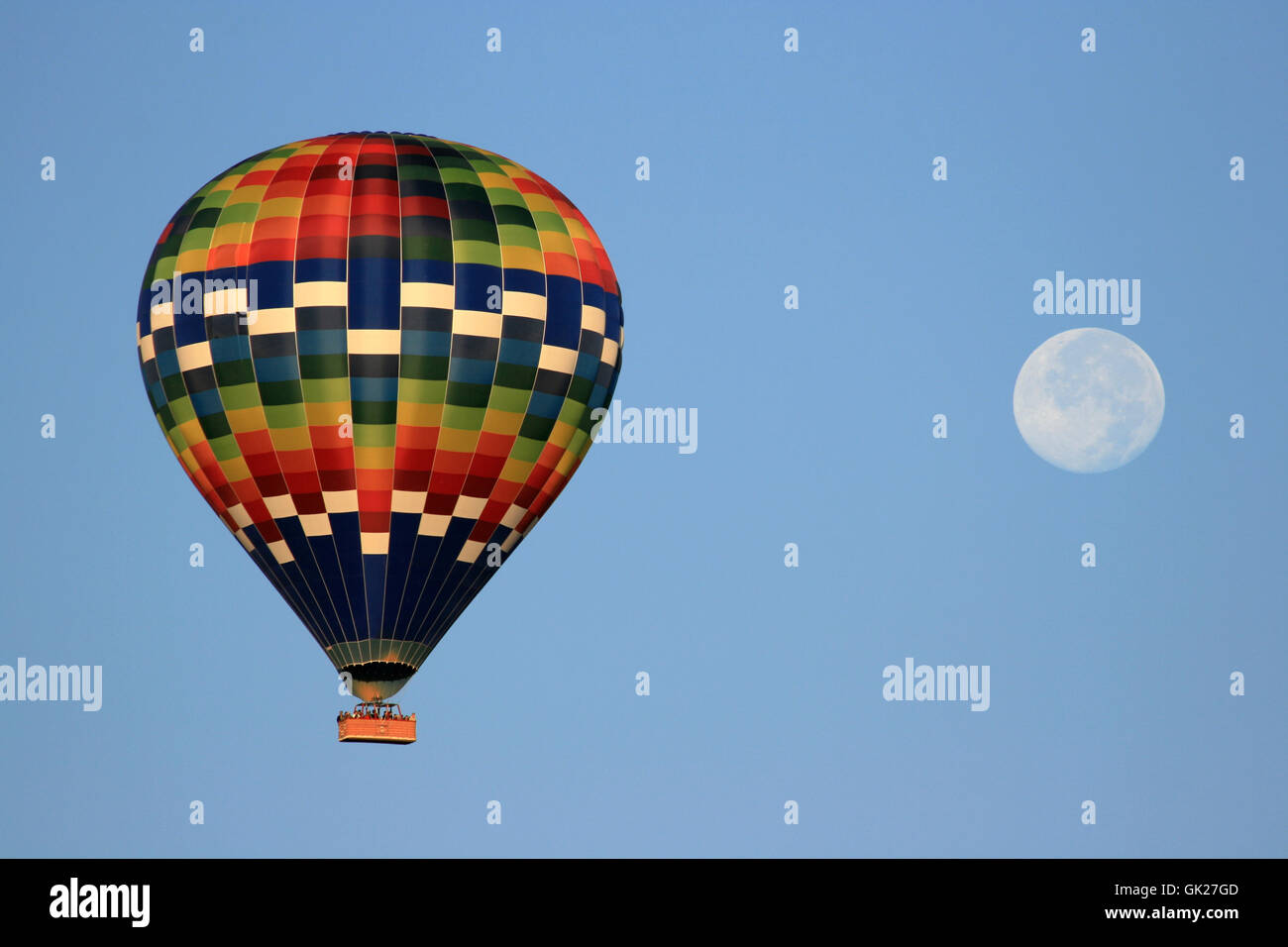 Heißluftballon mit Mond, provence Stockfoto