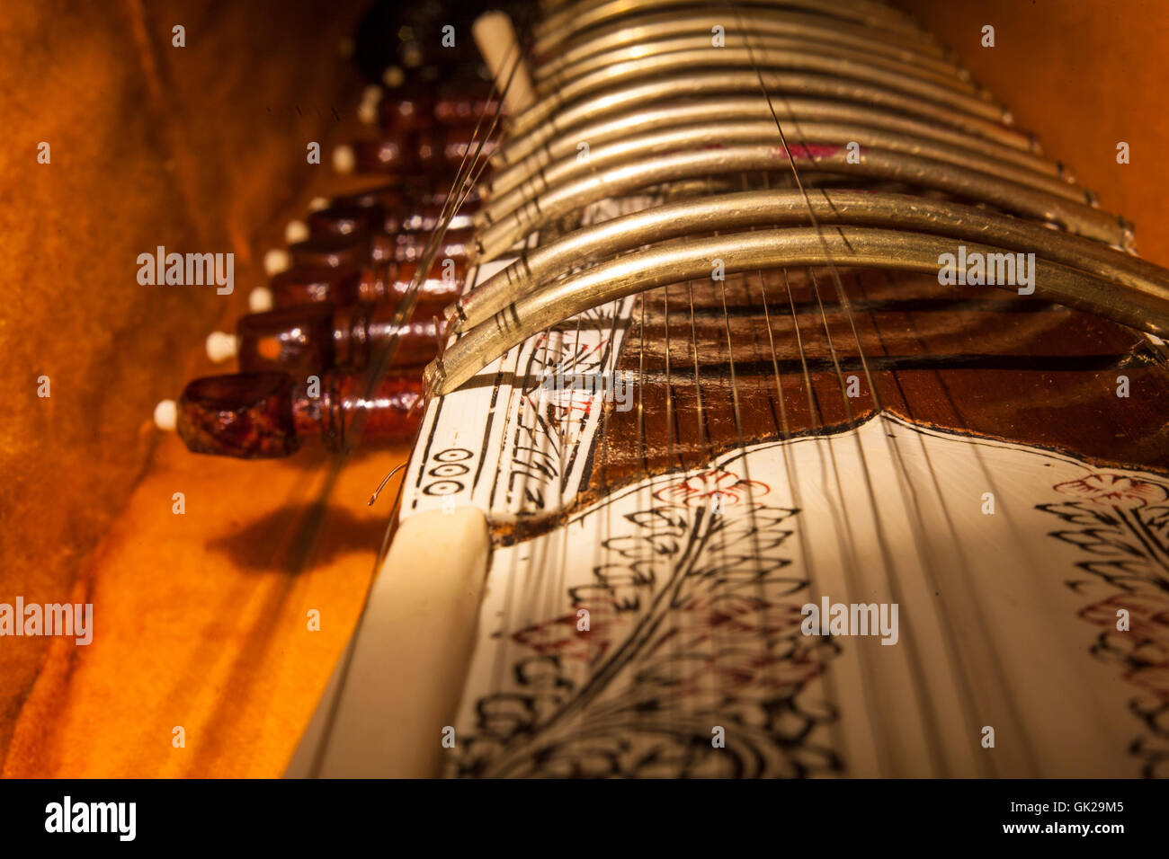 Instrument bei der Sitar, einem traditionellen indischen musikalischen Saiteninstrument. Close-up Stockfoto