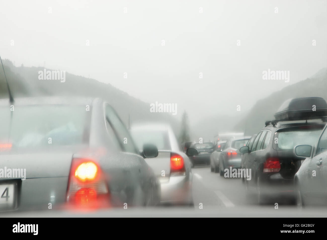 Stau in regnerischen Tag Schuss Trog Windschutzscheibe. San Gottardo, Schweiz. Stockfoto