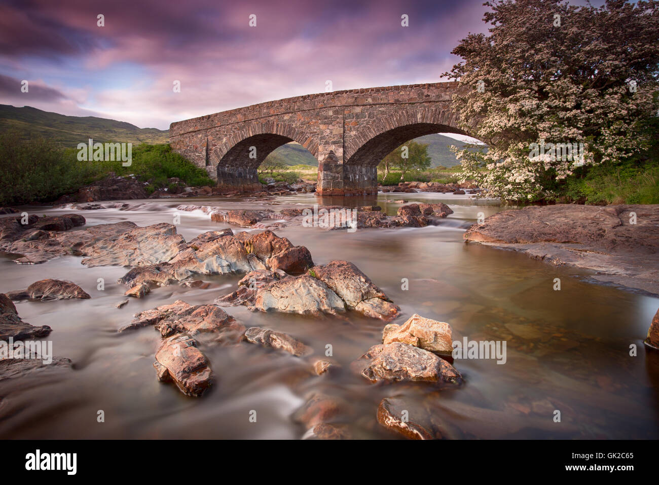 Schöne alte Steinbrücke in der Nähe von Pennyghael, Isle of Mull, Schottland. Stockfoto
