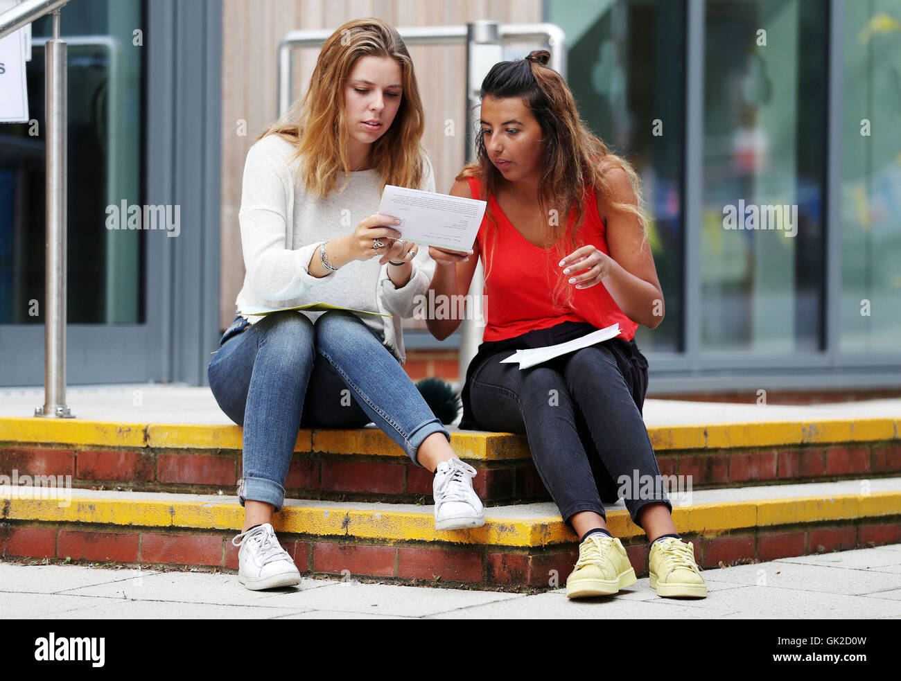 Beth Arthur (links) und Alisia Bevan öffnen ihre Abitur-Ergebnisse an Peter Symonds Hochschule in Winchester. Stockfoto