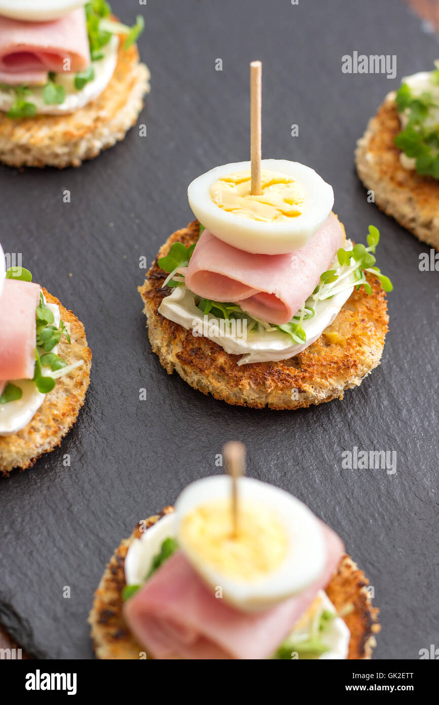 Spanish tapas pinchos -Fotos und -Bildmaterial in hoher Auflösung – Alamy